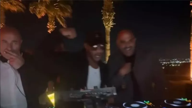 رغم وفاة والده.. محمد رمضان يحضر حفل زفاف رجل الأعمال أحمد طارق