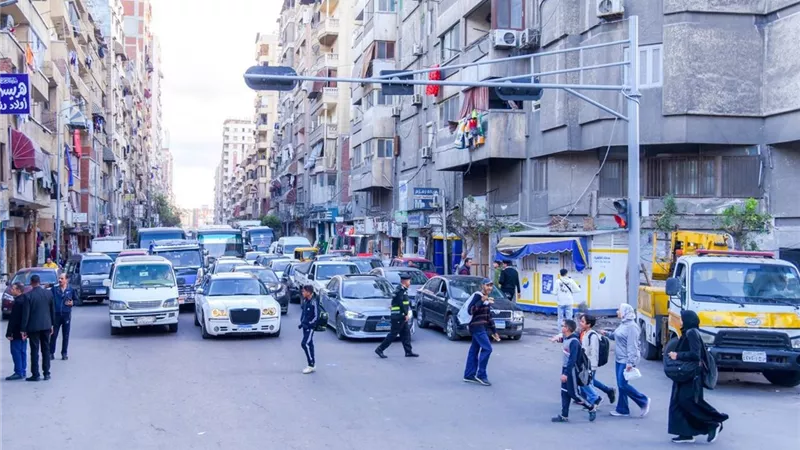 بعد جولة محافظ الإسكندرية بالفلكي.. تركيب الإشارة المرورية الجديدة
