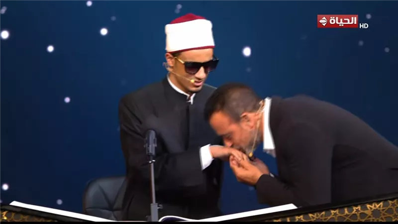 «في لفتة عفوية».. مصطفى حسني يقبّل يد متسابق في 