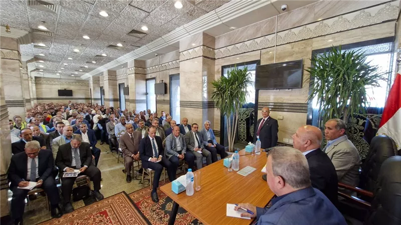 تأكيدًا لـ نيوز رووم.. وزير النقل يكرم عدد من العاملين بالسكة الحديد بمحطة مصر