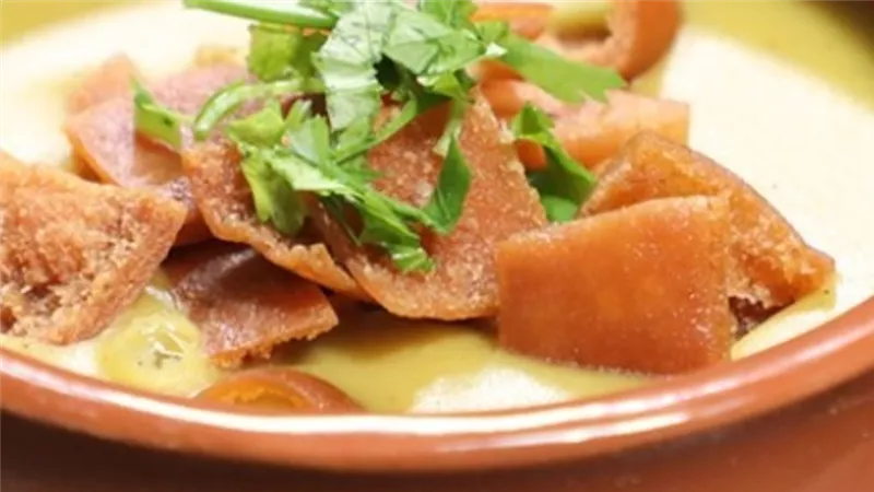 شوربة العدس الساخنة بالبطاطس .. وصفة سريعة ولذيذة 	