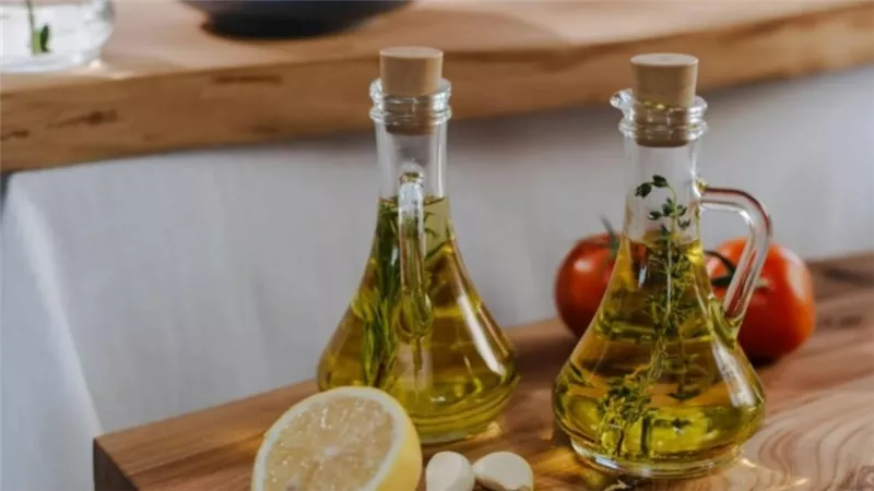 زيت الزيتون أم الزيوت النباتية .. أيهما يحافظ على صحة قلبك؟ 	
