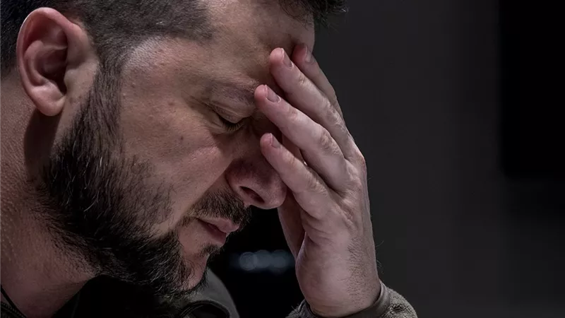 أكياس من النقود ومرحاض من الذهب.. زيلينسكي يواجه تهم فساد تجتاح حكومته