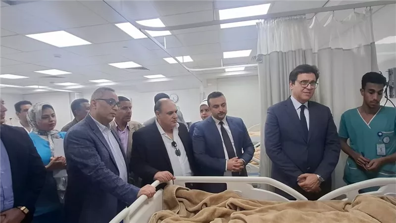 وزير الثقافة يزور طلاب أسوان المصابين في حادث طريق إسنا