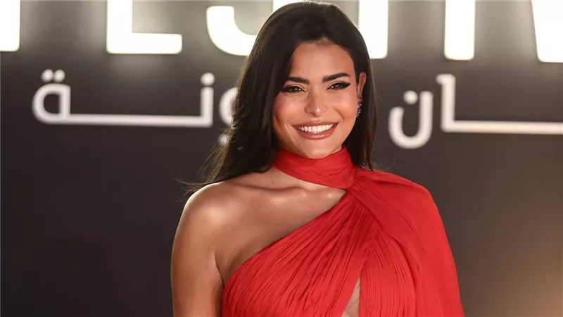 «أنا كمان بلبس من زارا زي أمينة».. أسماء جلال تتصدر التريند 