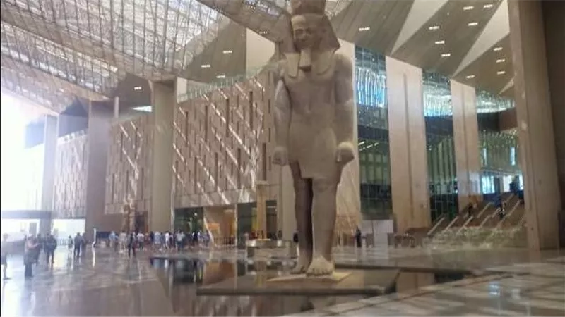 لقطات طريفة.. زوار يسقطون في المياه المحيطة بتمثال رمسيس بالمتحف المصري الكبير
