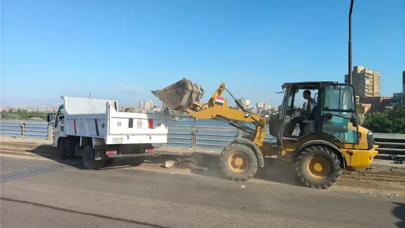 بتوجيهات محافظ الغربية.. حملة مفاجئة تعيد الانضباط لكوبري المعاهدة بكفر الزيات