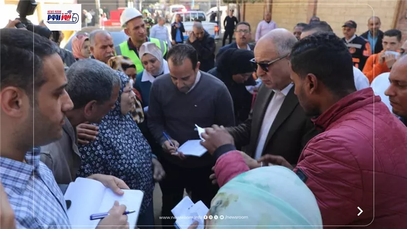 محافظ المنيا يتفقد شوارع أبوقرقاص ويستمع لشكاوى المواطنين