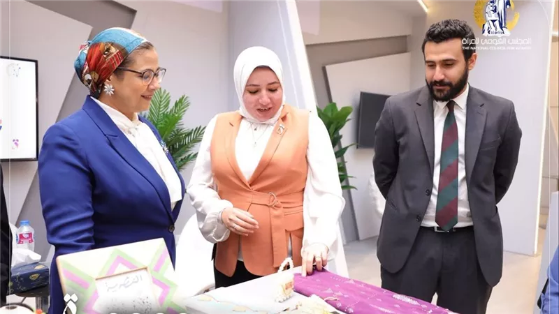 المستشارة أمل عمار تتفقد جناح المجلس القومي للمرأة