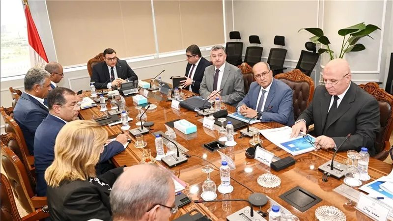 وزيرالإسكان يتابع الموقف التنفيذي لمشروعات المرحلة الأولى لمبادرة 