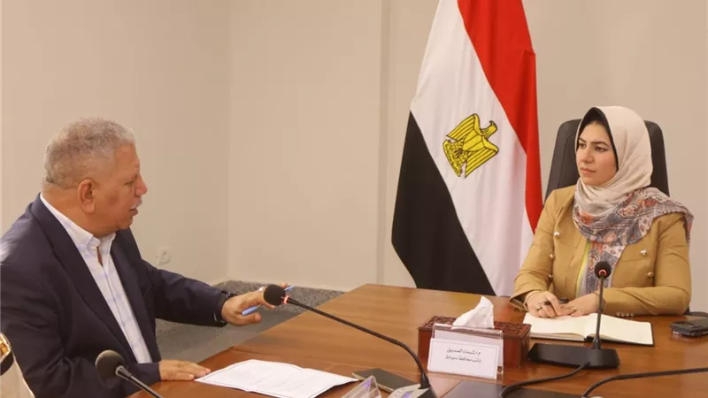 نائب محافظ دمياط تبحث سبل توفير التأمين الصحي والاجتماعي للعمالة غير المنتظمة 