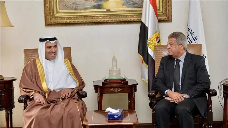 خالد عبدالعزيز يلتقي وزير الإعلام البحريني لبحث تعزيز الشراكة الإعلامية 