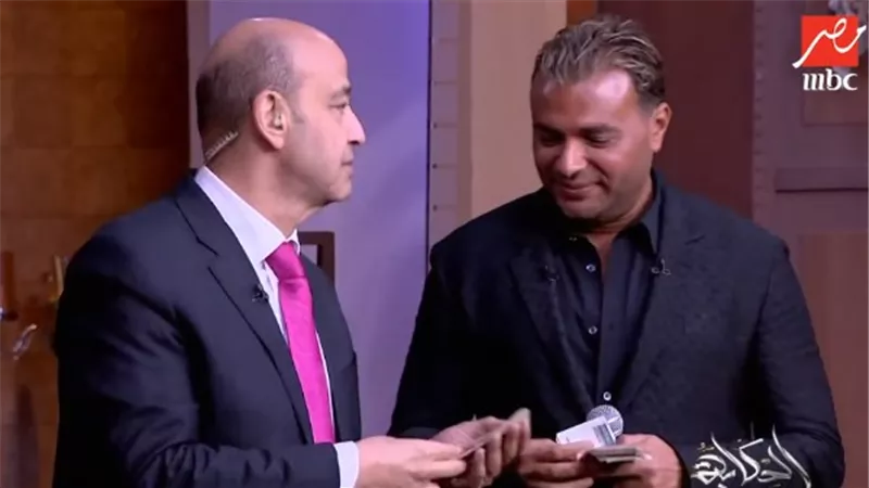 عمرو أديب يمزح مع رامي صبري على الهواء ويهديه 1000 جنيه | فيديو