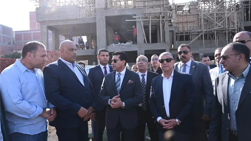 جولة لوزير الرياضة ومحافظ الإسماعيلية بالمدرسة اليابانية في السلام