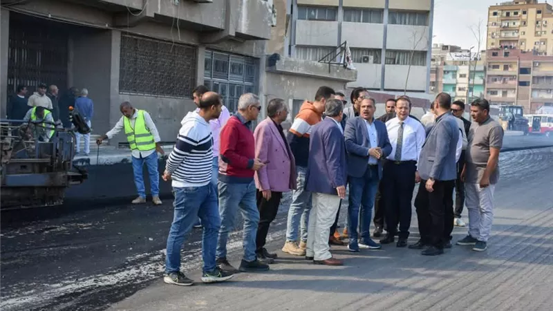 استكمال أعمال  الرصف والتطوير الجارية بشارع سعد زغلول بمدينة الزقازيق