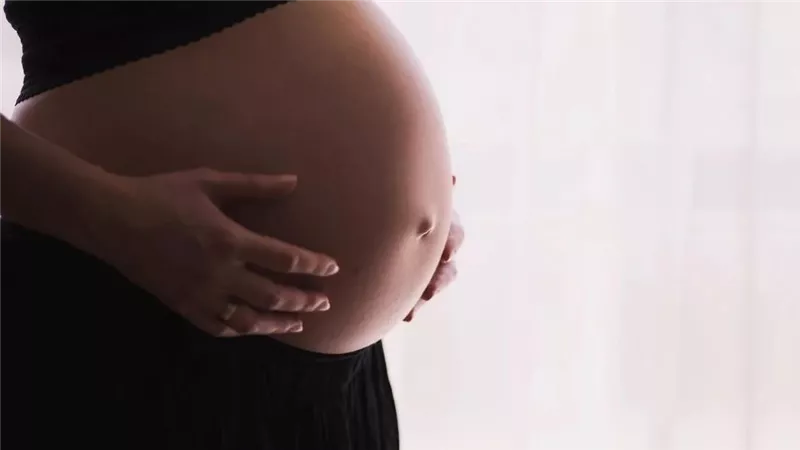 ظاهرة نادرة.. برازيلية تلد توأمًا من أبوين مختلفين