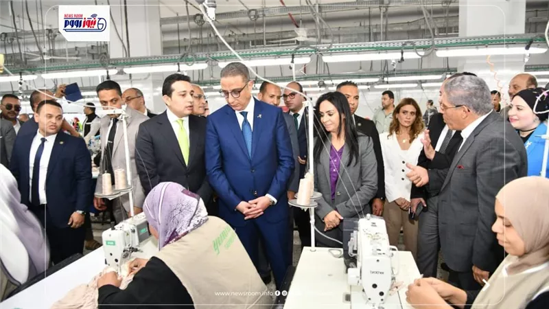 طفرة صناعية بالفيوم.. تشغيل آلاف السيدات داخل أكبر مجمع للغزل والنسيج بالعزب
