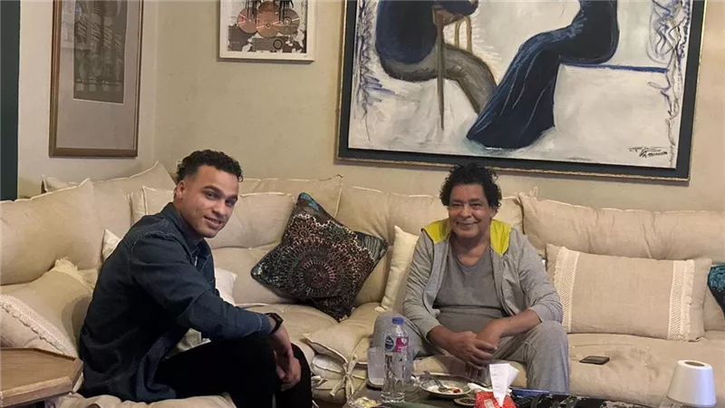 استنوا شغل جديد.. مصطفى حدوتة يشارك جمهوره صورًا برفقة الكينج محمد منير