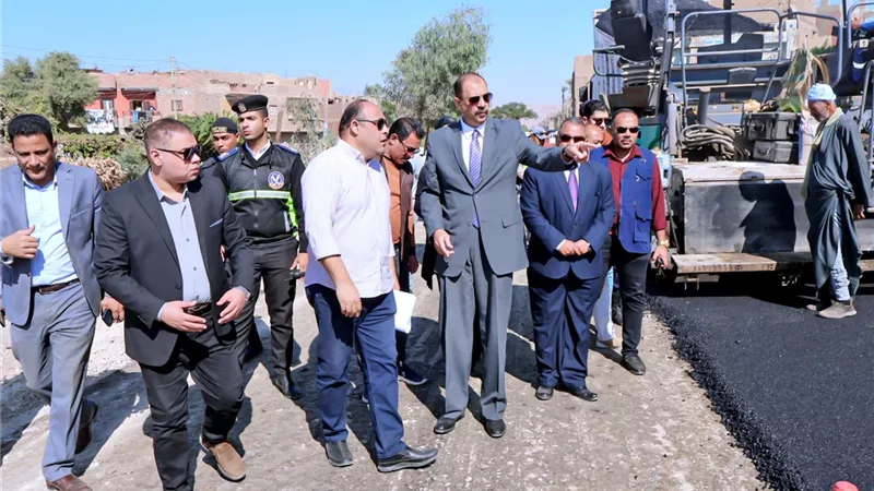 محافظ سوهاج يتفقد مشروع رصف طريق 