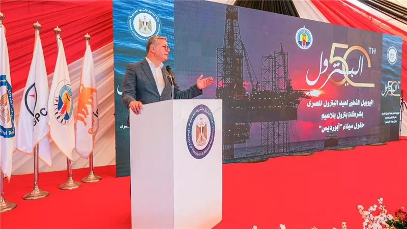 المهندس كريم بدوي يُشارك العاملين احتفالهم باليوبيل الذهبي لعيد البترول