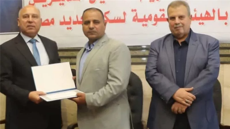 الإنسانية والتضحية.. وزير النقل يكرم عامل مزلقان لإنقاذه حياة مسن