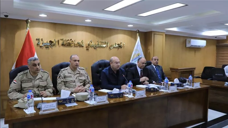 نائب محافظ الجيزة ومسئولي الهيئة الهندسية يبحثون معوقات قانون التصالح 