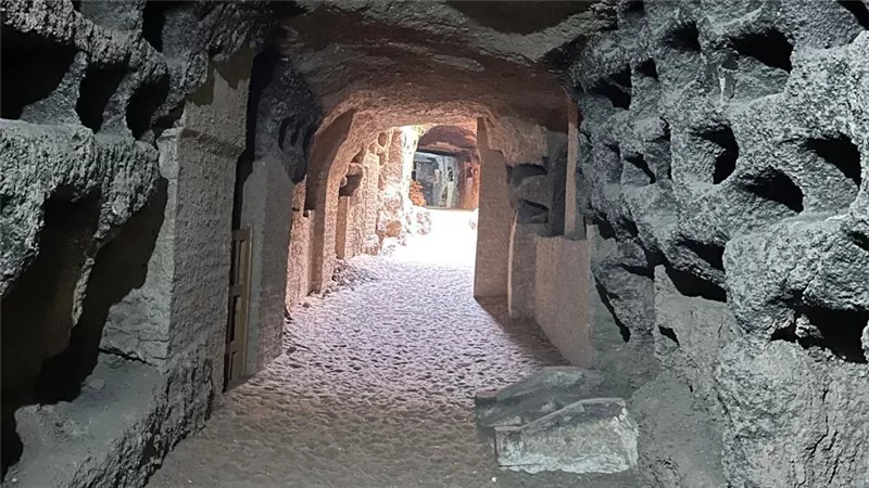 مغامرة «سراديب جحوتي».. عشرات الكيلو مترات أسفل أرض المنيا لدفن الطيور والقردة