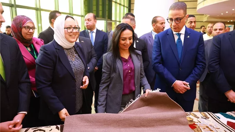 وزيرة التضامن ومحافظ الفيوم يتفقدان معرض 