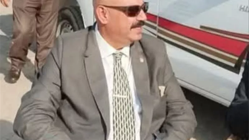 رئيس حى شرق شبرا الخيمة بمحافظة القليوبية ينقل مكتبه الشارع لمتابعة الشكاوى 