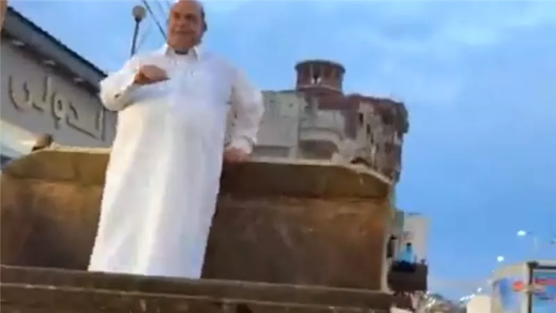 نوادر المرشحين .. مرشح بالشرقية يقوم بجولاته واقفا أعلى جرافة لودر