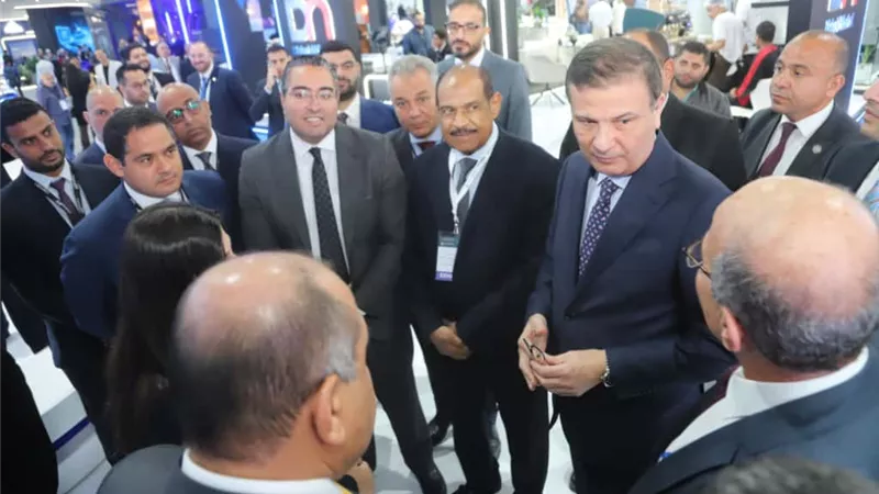 وزير الزراعة يتفقد جناح 