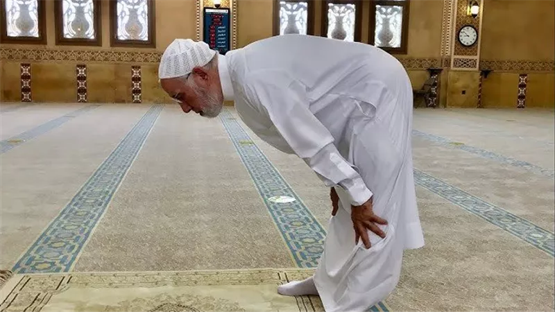ما حكم الصلاة على النبي صلى الله عليه وآله وسلم عند ذكر اسمه في الصلاة؟