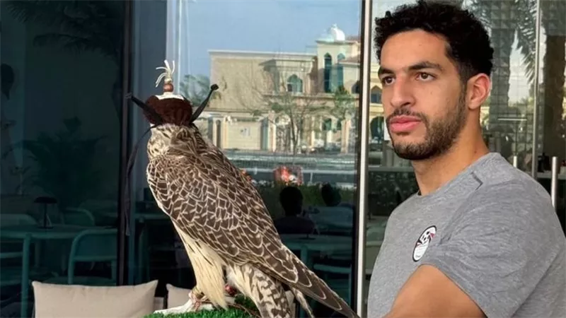 طاهر محمد طاهر يشعل السوشيال ميديا بصورة لشوبير مع العُقاب
