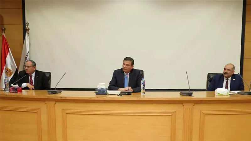 وزير الزراعة يعقد اجتماعاً موسعاً لمديري مديريات الزراعة ومسئولي حماية الأراضي
