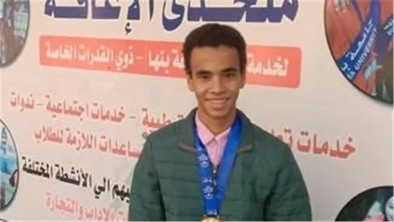رئيس جامعة بنها يهنئ الطالب أحمد صابر لحصوله على المركز الأول ببطولة الجمهورية