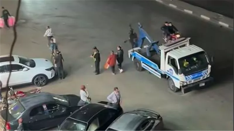 لمنع الإزدحام بالطريق.. حملات مرورية بجسر السويس لضبط المخالفين 
