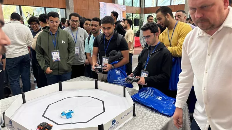 مدير البيت الروسي في زيارة لأسبوع الروبوتات والتقنيات العلمية بالأكاديمية 