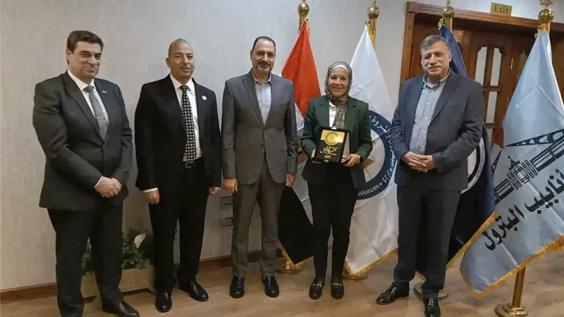 تكريم عدد من المتميزين بالهيئة فى احتفالية عيد البترول