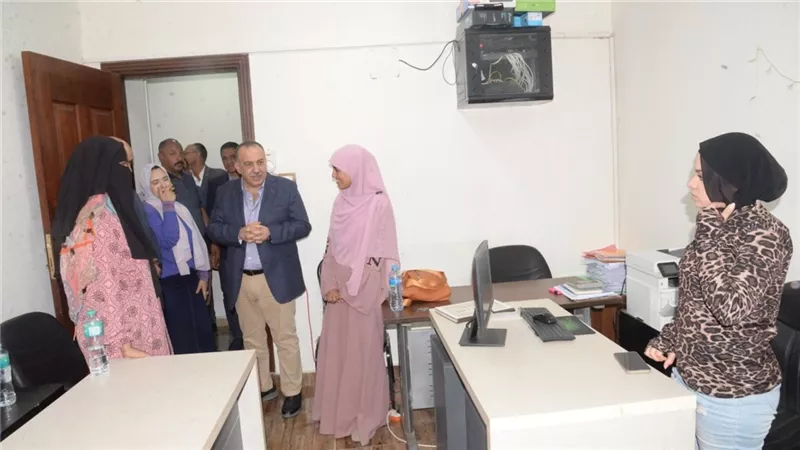 محافظ أسيوط يتفقد حاضنة سيدات الأعمال ويدعم مشروعات ريادة الأعمال الاجتماعية 