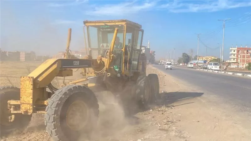 بطول طريق القنايات.. حملة مكبرة ترفع 10 نقلات قمامة بالشرقية