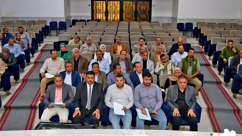 محافظ سوهاج يترأس الاجتماع الدوري لبحث الموقف التنفيذي لتطوير الريف المصري