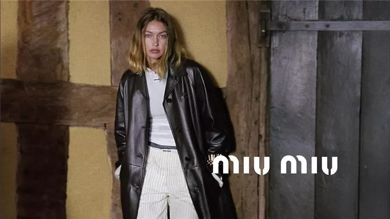 عارضة الأزياء جيجي حديد نجمة حملة Miu Miu لموسم الأعياد