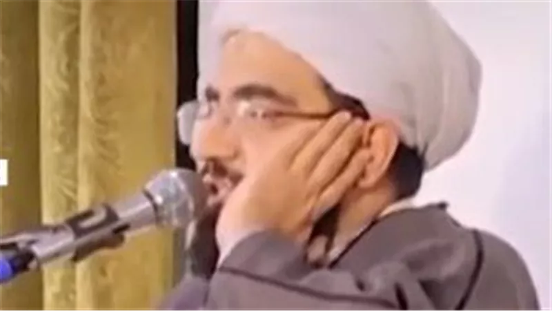 واعظ إيراني يثير السخرية والضحك بعد رفع الأذان باللغة الصينية