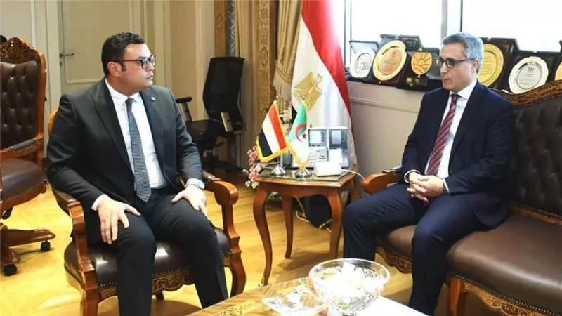وزير الإسكان يستقبل سفير الجزائر بالقاهرة لبحث سبل التعاون بين البلدين