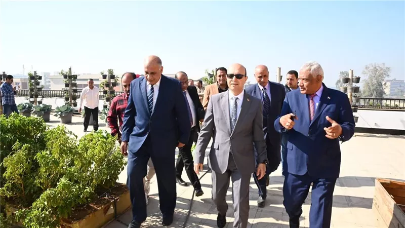 رئيس جامعة أسيوط يشيد بتجربة زراعة الأسطح في كلية الزراعة 