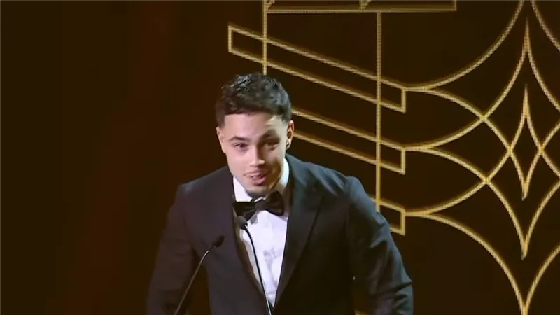عثمان معما يتوج بجائزة أفضل لاعب صاعد في إفريقيا 2025