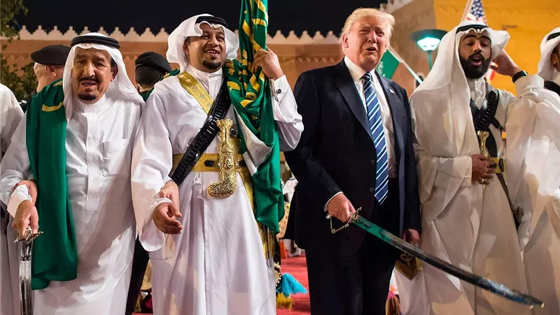 ترامب خلال اجتماعه مع بن سلمان: أريد ارتداء الزي السعودي 