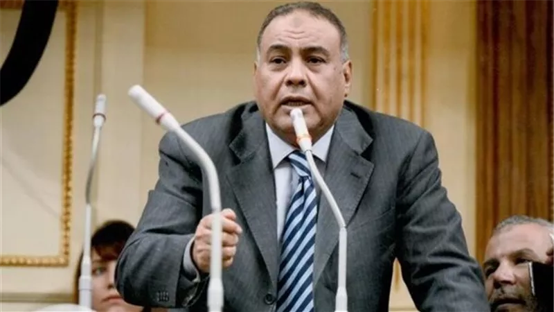 بين الاستقالة من 