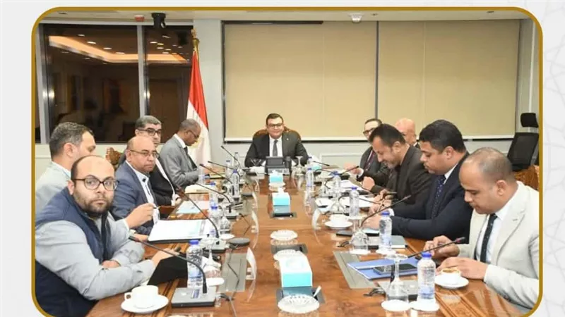 وزير الإسكان يتابع مشروعات المرافق والكهرباء بالمناطق الصناعية بعدد من المدن
