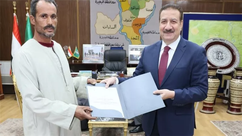 محافظ المنوفية يسلّم 11 عقد تقنين جديد لأراضي أملاك الدولة للمواطنين المستوفين